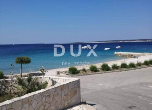 PAG SZIGETE, MANDRE, 2 hálószobás + nappalis apartman kiváló helyen, ELSŐ SOR A TENGERPARTON, LEHETŐSÉG!