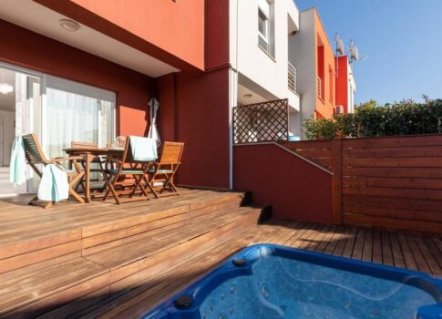 ISZTRIA, UMAG - Teraszos ház medencével egy csendes környéken