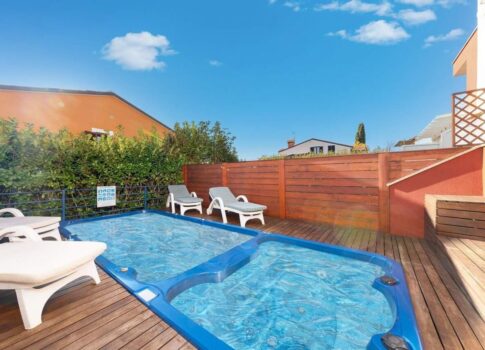 ISZTRIA, UMAG - Teraszos ház medencével egy csendes környéken