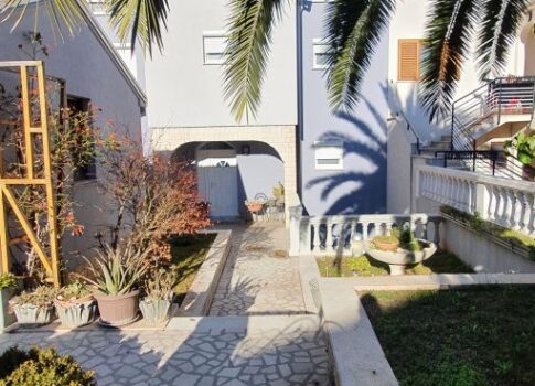 ISZTRIA, VIDIKOVAC - Gyönyörű családi négyemeletes ház