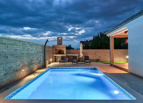 ISZTRIA, PULA - Modern földszinti ház, közel a város zajához