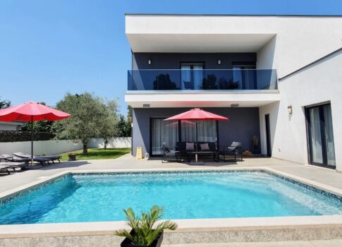 ISZTRIA, ŠIŠAN - Új, modern villa medencével