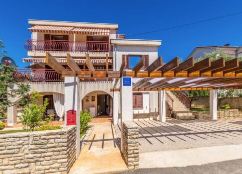 KRK SZIGET, ŠOTOVENTO - Családi ház 3 apartmannal, kilátással a tengerre