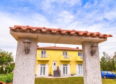 ISZTRIA, UMAG - Apartmanház 3 km-re a tengertől