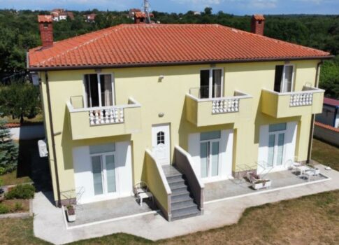 ISZTRIA, UMAG - Apartmanház 3 km-re a tengertől
