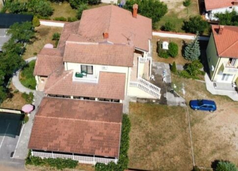 ISZTRIA, UMAG - Apartmanház 3 km-re a tengertől