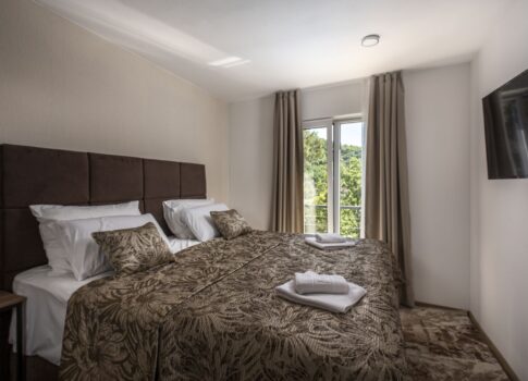 OPATIJA, MOŠĆENIČKA DRAGA - modern ikerház villa medencével 500 méterre a strandtól, tökéletes befektetés