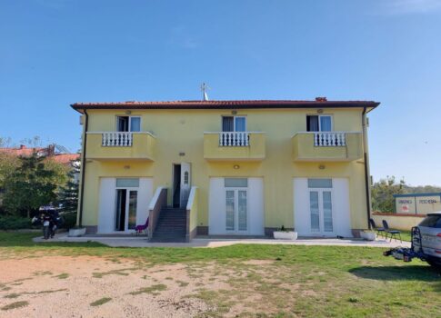 ISZTRIA, UMAG - Apartmanház 3 km-re a tengertől