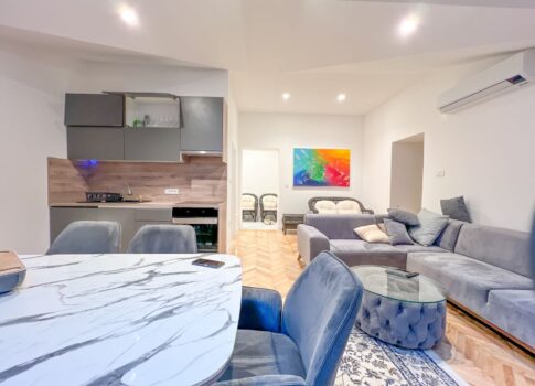 OPATIJA, KÖZPONT - első sor a tenger felé - rendkívül kényelmes apartman, teljesen berendezett, magas mennyezet