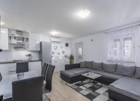 ISZTRIA, NOVIGRAD - Apartman a magas földszinten kerttel