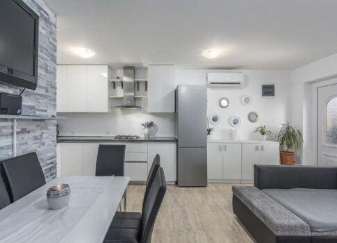 ISZTRIA, NOVIGRAD - Apartman a magas földszinten kerttel