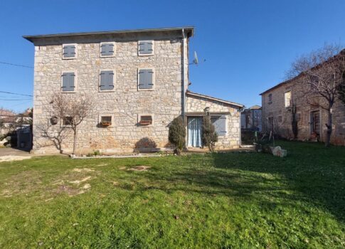 ISZTRIA, POREČ - Egy gyönyörű isztriai kőház remek helyen