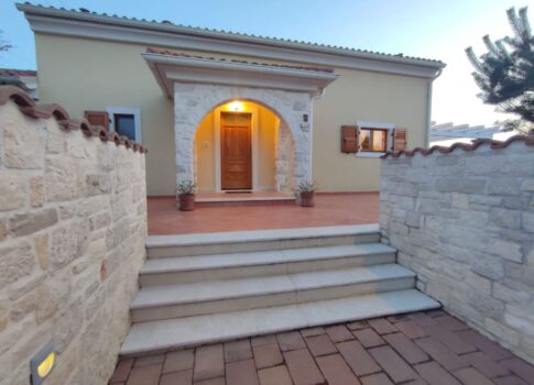 ISZTRIA, BRTONIGLA - Szép kőház medencével, kocsmával és nagy kerttel