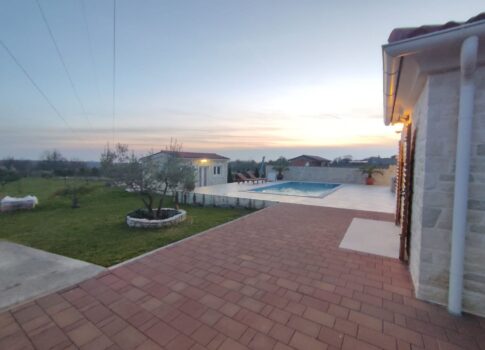 ISZTRIA, BRTONIGLA - Szép kőház medencével, kocsmával és nagy kerttel