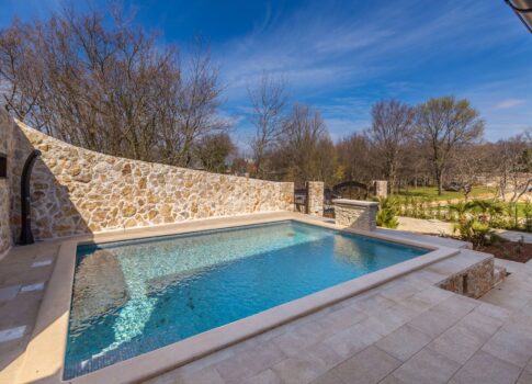 Krk-sziget - Kővilla úszómedencével