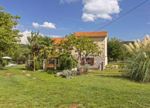 ISZTRIA, LABIN - Rusztikus ház természettel körülvéve