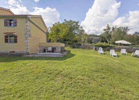 ISZTRIA, LABIN - Rusztikus ház természettel körülvéve