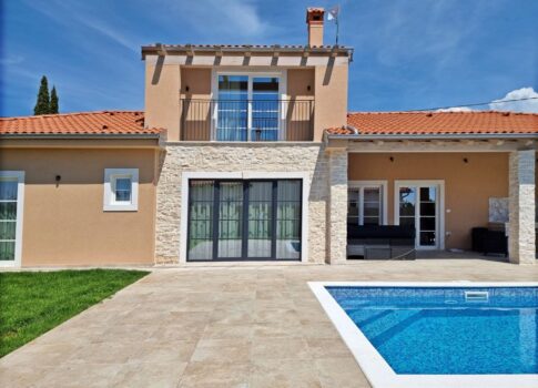 ISZTRIA, KANFANAR - Tágas ház medencével