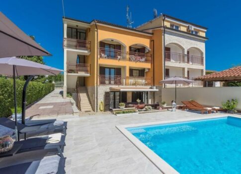 ISZTRIA, POREČ - Apartmanház a tenger közelében, tengerre néző kilátással