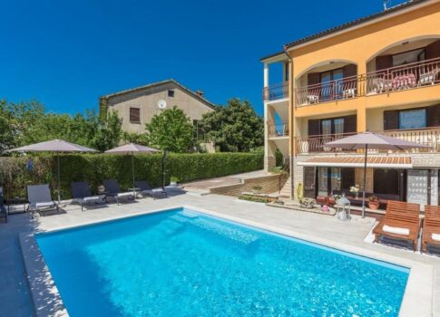 ISZTRIA, POREČ - Apartmanház a tenger közelében, tengerre néző kilátással