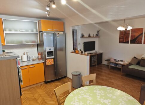 CRIKVENICA - Háromszobás apartman nagyszerű helyen, 250 méterre a tengertől!