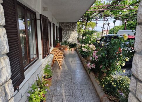 CRIKVENICA - Háromszobás apartman nagyszerű helyen, 250 méterre a tengertől!