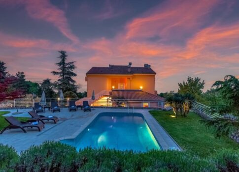 OPATIJA, LOVRAN- 700 m2-es bérház úszómedencével + 6000 m2 telek, 28 szobás wellness üdülő projekttel