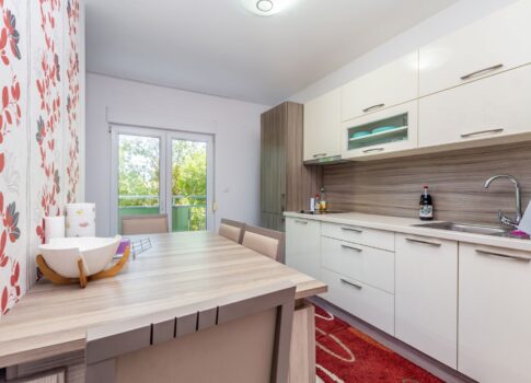 Krk-sziget, Klimno - Apartman a tenger közelében, nagy kerttel