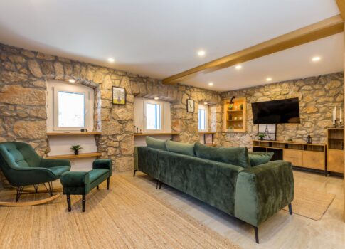 KRK SZIGET, DOBRINJA környéke - Ikerház medencével