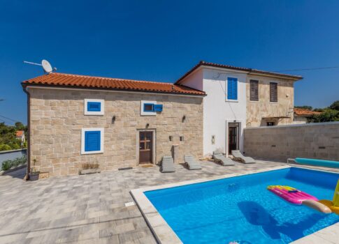 KRK SZIGET, DOBRINJA környéke - Ikerház medencével