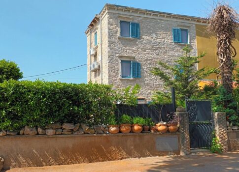 ISZTRIA, MARČANA - Retro kőház sorban