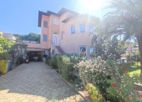 ISZTRIA, PULA - Minőségi családi villa a városhoz és a strandokhoz közel