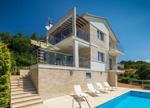 OPATIJA - egy gyönyörű villa medencével, panorámás kilátással a tengerre és teljes magánélettel