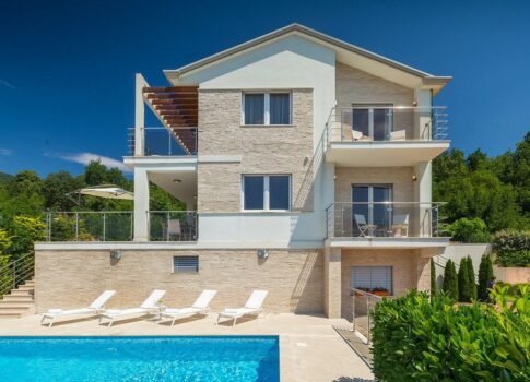 OPATIJA - egy gyönyörű villa medencével, panorámás kilátással a tengerre és teljes magánélettel