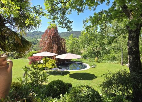 ISZTRIA, PAZIN - Családi ház a természetben, gyönyörűen parkosított kerttel, kilátással a zöld növényzetre