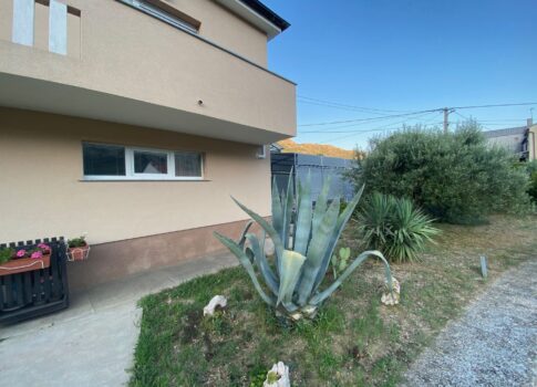 KRK SZIGET, BAŠKA, DRAGA BAŠĆANSKA - két apartmannal és nagy kerttel rendelkező családi ház! LEHETŐSÉG!