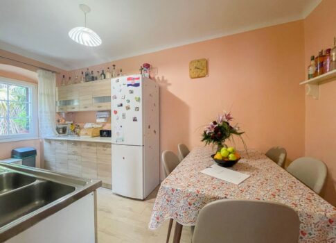 OPATIJA, IKA - kétszobás apartman mindössze 50 méterre a tengertől és a strandoktól, idilli helyen