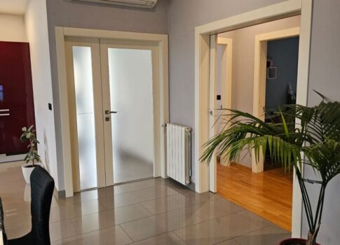 ISZTRIA, PÚLA - 131 m2-es apartman nagy erkéllyel, csendes helyen!