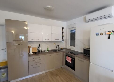 ZADAR, VIR - TÁGAS APARTMAN TERASZSAL, 500 M-RE A STRANDTÓL!