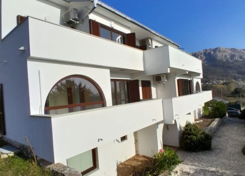 KRK SZIGET, BAŠKA - Földszinti apartman medencével közös telken
