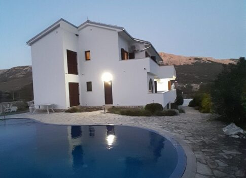 KRK SZIGET, BAŠKA - 1 HÁLÓSZOBA + NAPPALI Földszinti apartman, zöldövezeti kilátással