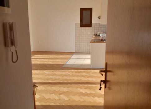 KRK SZIGET, BAŠKA - 1 HÁLÓSZOBA + NAPPALI Földszinti apartman, zöldövezeti kilátással