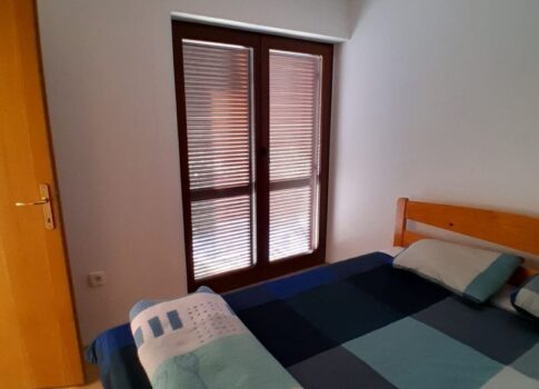 KRK SZIGET, BAŠKA - 3 hálószobás + nappalis apartman terasszal, 1. emelet, tengerre néző kilátással, úszómedencével, parkolóval