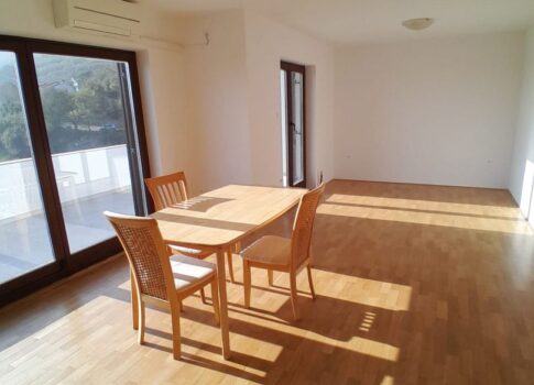 KRK SZIGET, BAŠKA - 3 hálószobás + nappalis apartman terasszal, 1. emelet, tengerre néző kilátással, úszómedencével, parkolóval