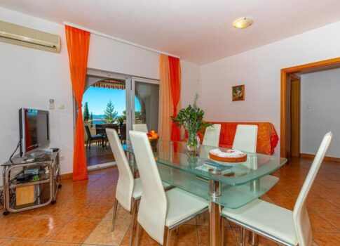 CRIKVENICA, DRAMALJ - apartman gyönyörű terasszal