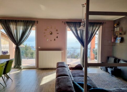 OPATIJA, KÖZPONT - vonzó apartman tengerre néző kilátással, kerttel és külön bejárattal