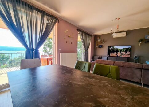 OPATIJA, KÖZPONT - vonzó apartman tengerre néző kilátással, kerttel és külön bejárattal