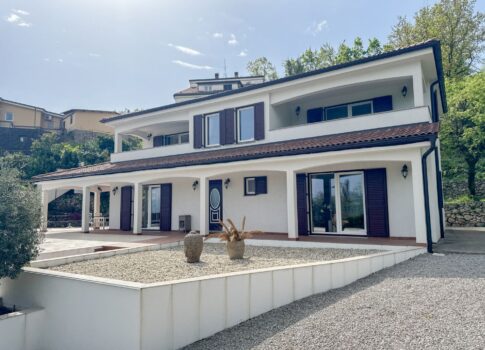 LOVRAN, LIGANJ - egyedi villa a természetben úszómedencével, festői kilátással és további építési lehetőségekkel