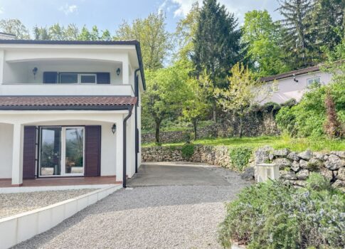 LOVRAN, LIGANJ - egyedi villa a természetben úszómedencével, festői kilátással és további építési lehetőségekkel