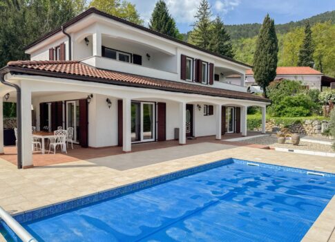 LOVRAN, LIGANJ - egyedi villa a természetben úszómedencével, festői kilátással és további építési lehetőségekkel